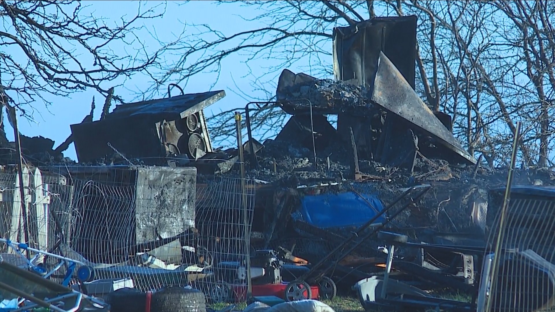 Father dies trying to save family in mobile home fire | wfaa.com
