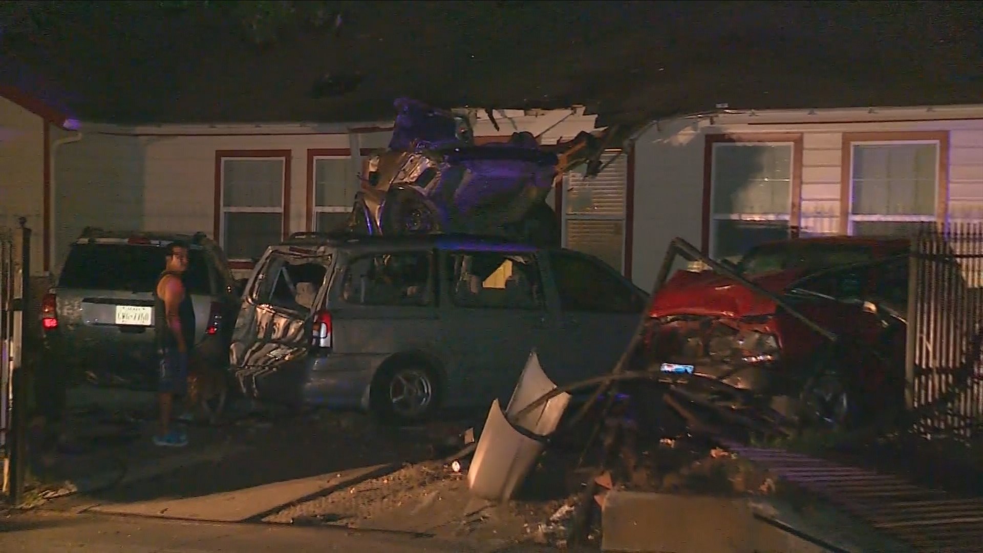 Woman leads Fort Worth police on chase, crashes into house | wfaa.com