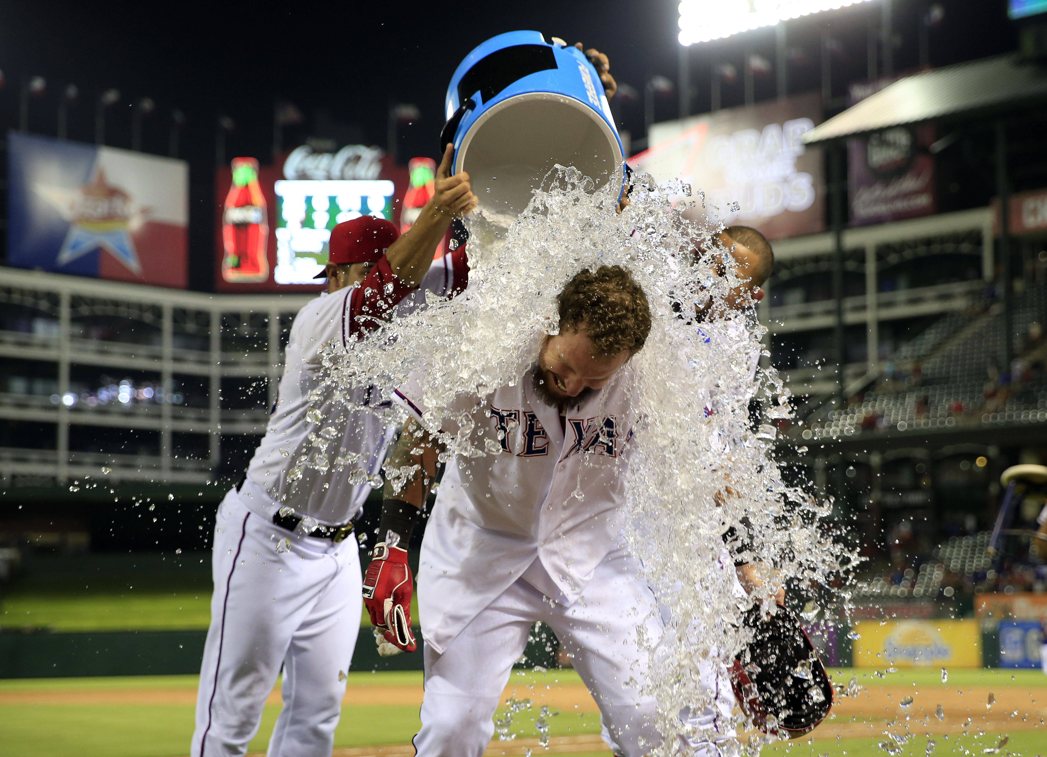 Rangers rally to beat the Athletics with Josh Hamilton's walk-off