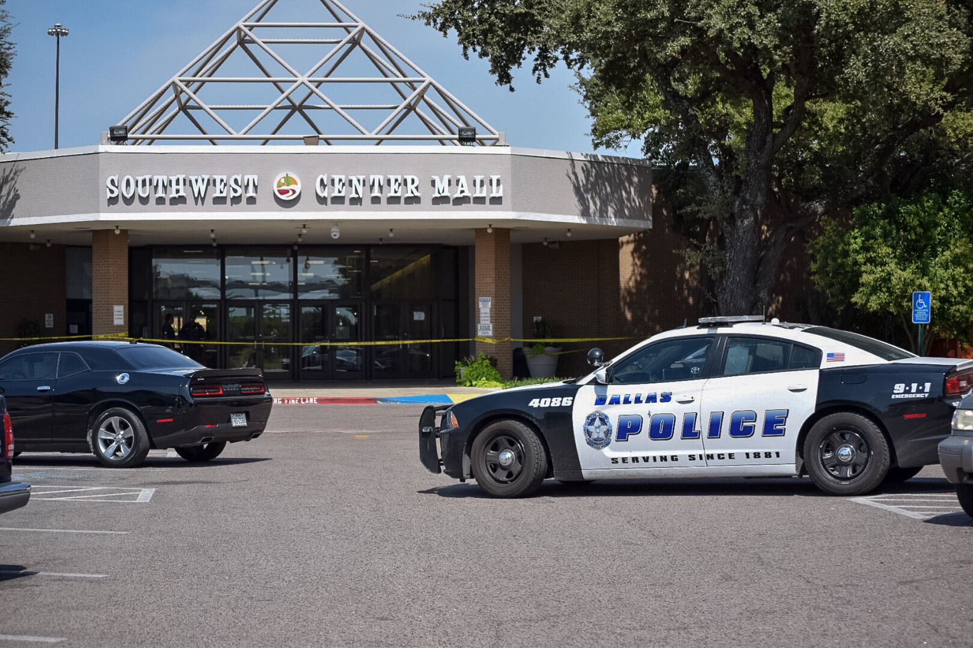 One injured in shooting at Dallas shopping center
