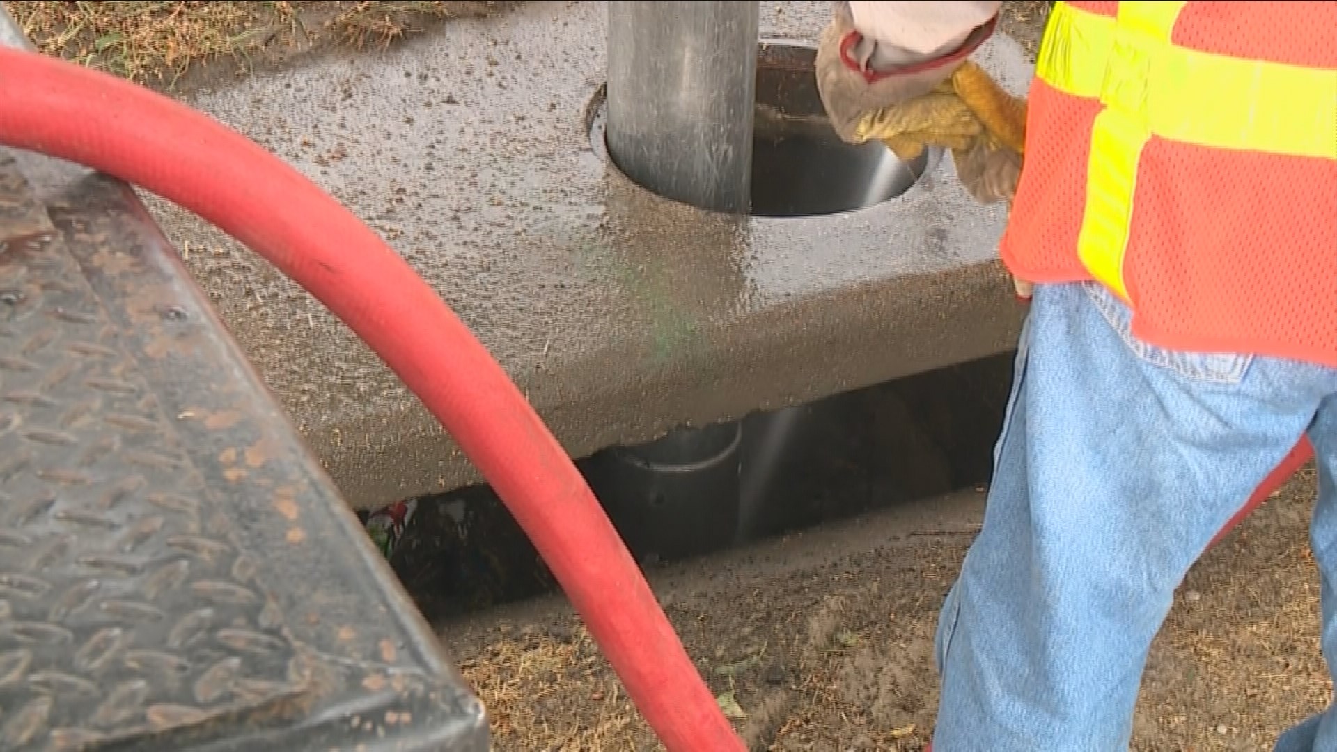 Dallas street crews clear drains ahead of storm | wfaa.com