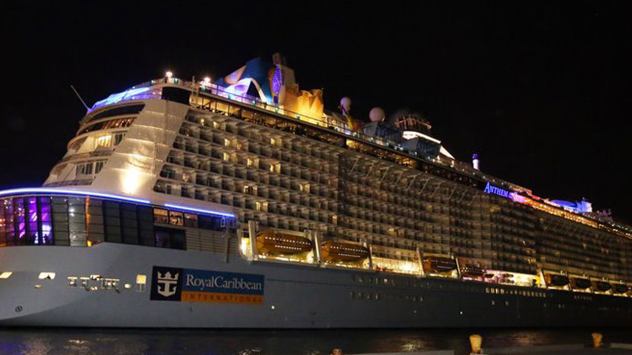 Damaged cruise ship docks back in New Jersey(02)