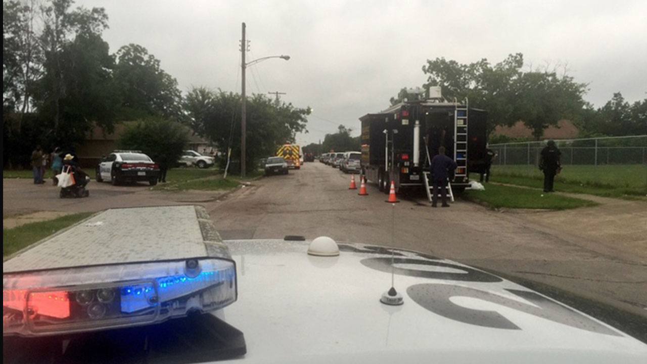 2 arrested after South Dallas standoff