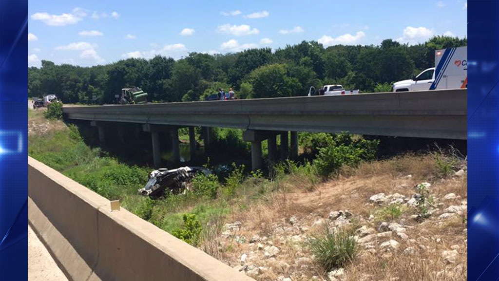 2 injured in Alvarado crash