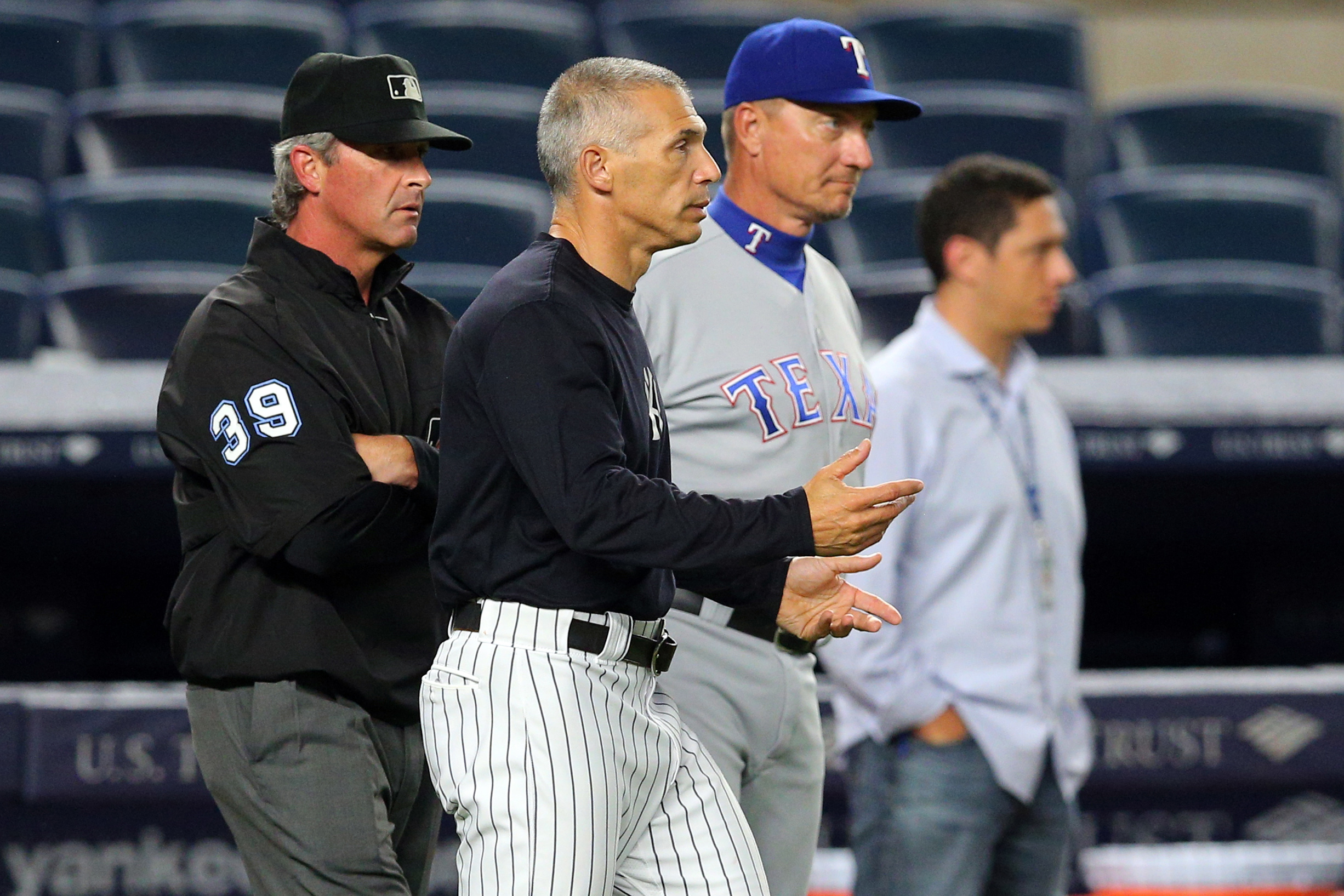 New York Yankees manager Joe Girardi (28) watches as his team does