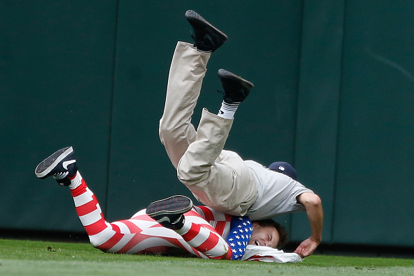 Rangers Rougned Odor on holding tag on Albert Pujols 