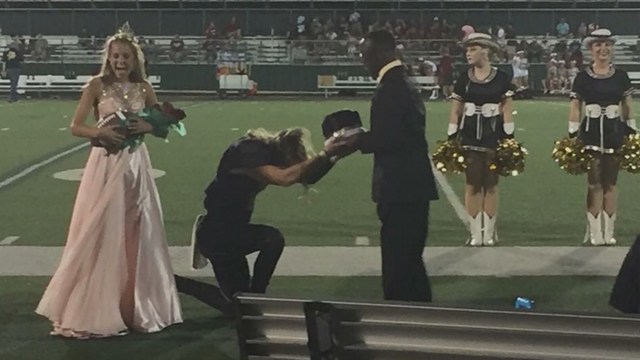 Homecoming king passes crown to friend