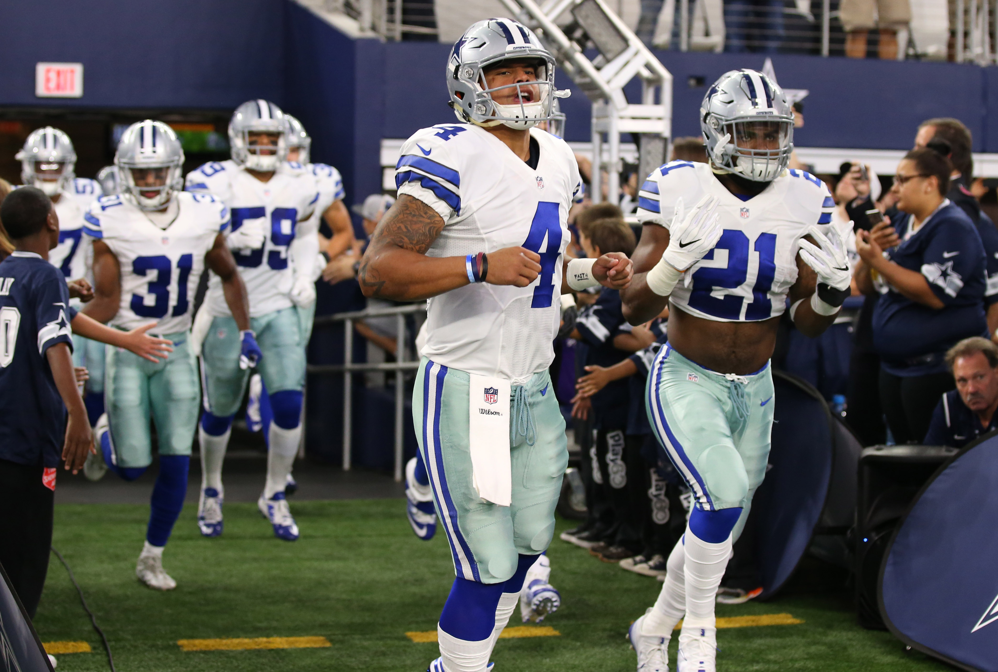 Ezekiel Elliott Taunts, Tackles Fan Who Ran on Field at Pro Bowl