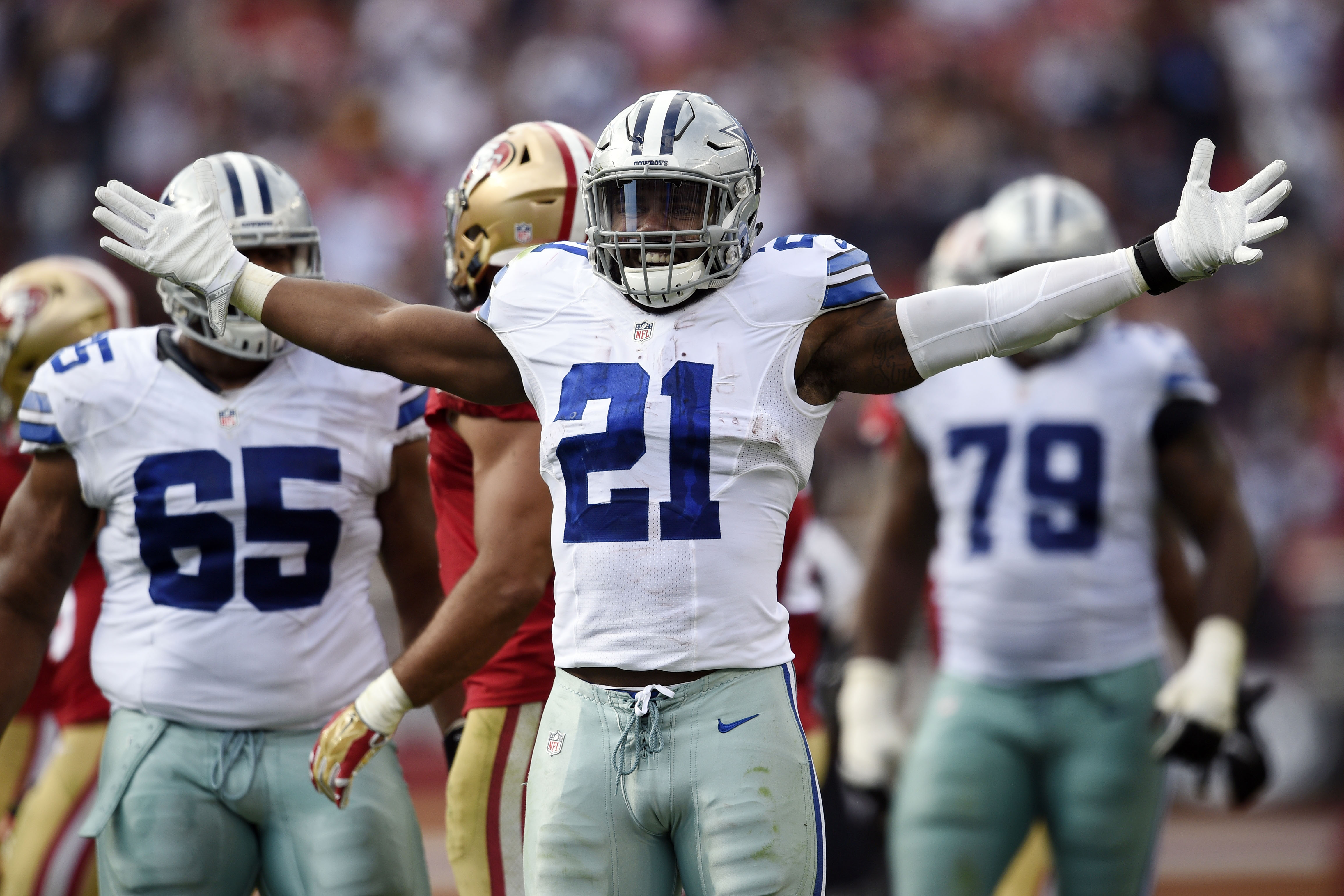 Dallas Cowboys running back Ezekiel Elliott (21) rushes against