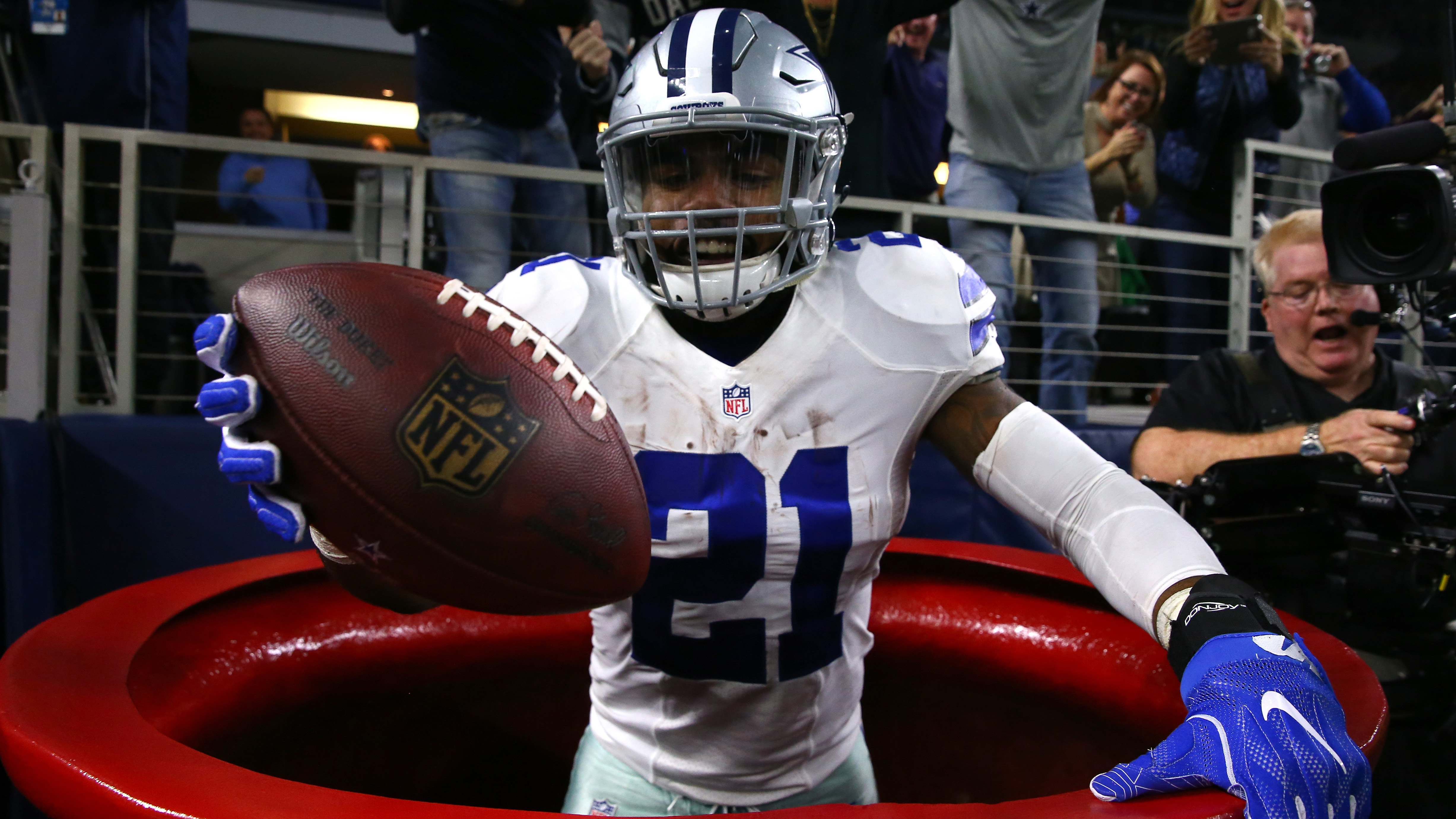 Ezekiel Elliott jumps into Salvation Army kettle after touchdown