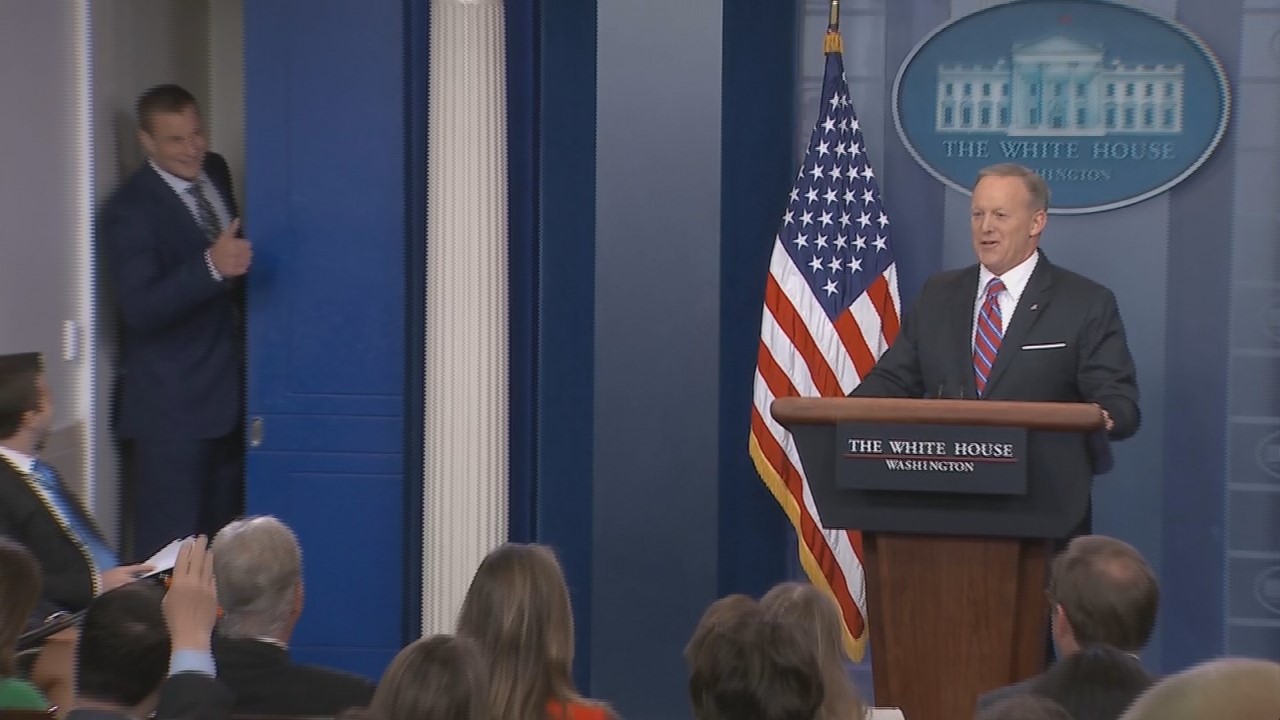 Rob Gronkowski crashes White House briefing to offer 'some help