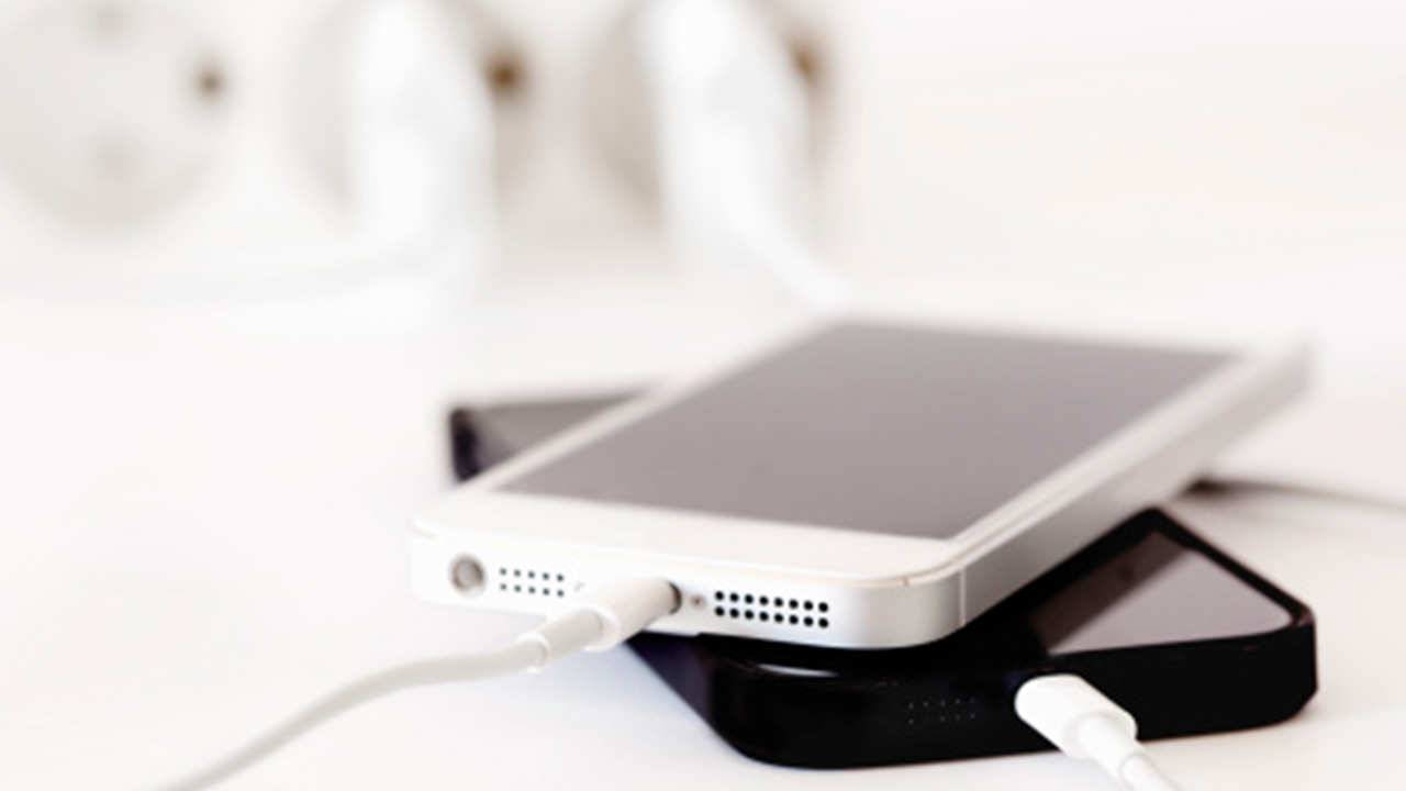 Texas girl electrocuted while using cellphone in bathtub