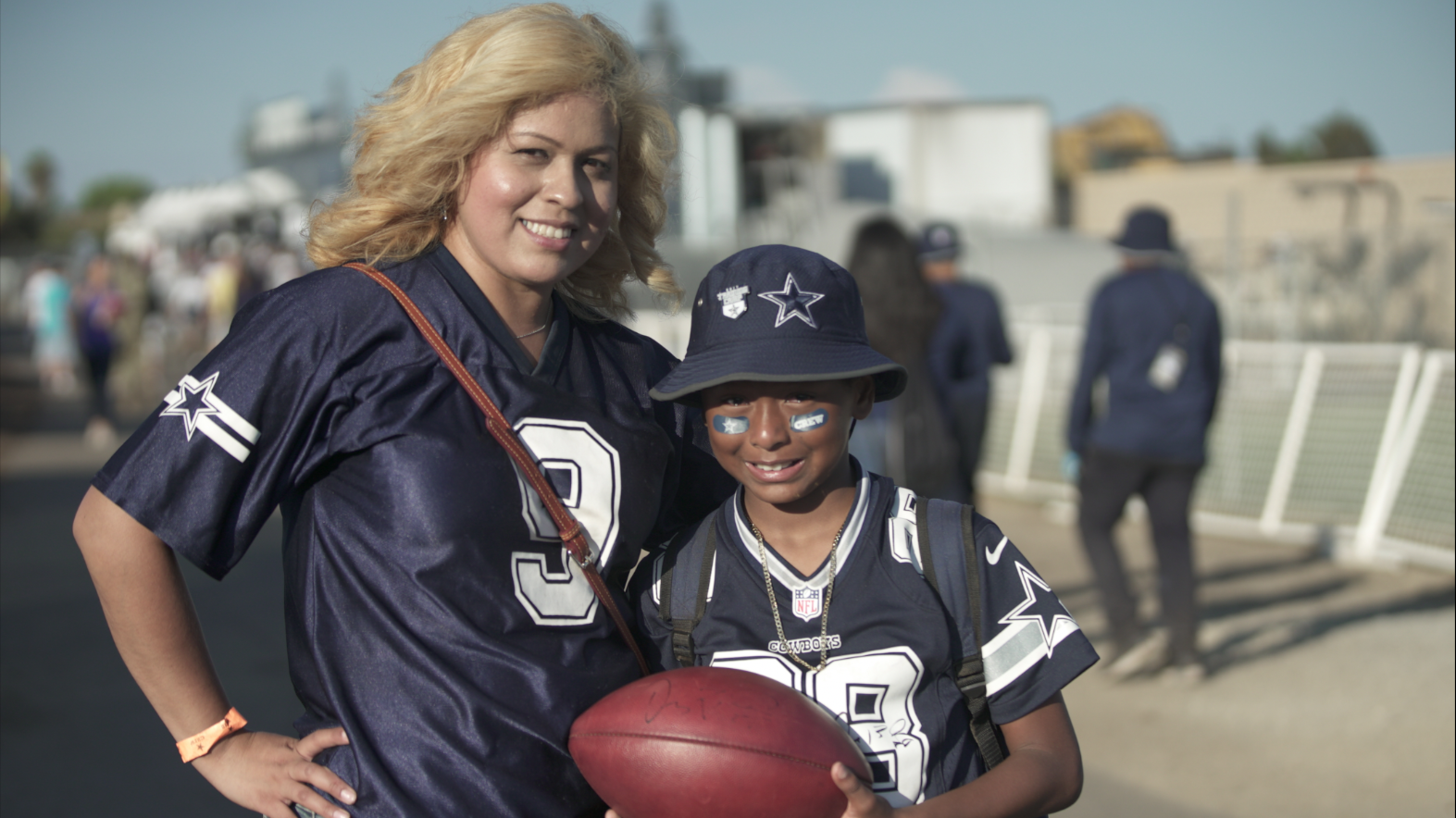 SEE IT: 9-year-old Cowboys fan cries tears of joy before having a catch  with Dez Bryant on his birthday – New York Daily News