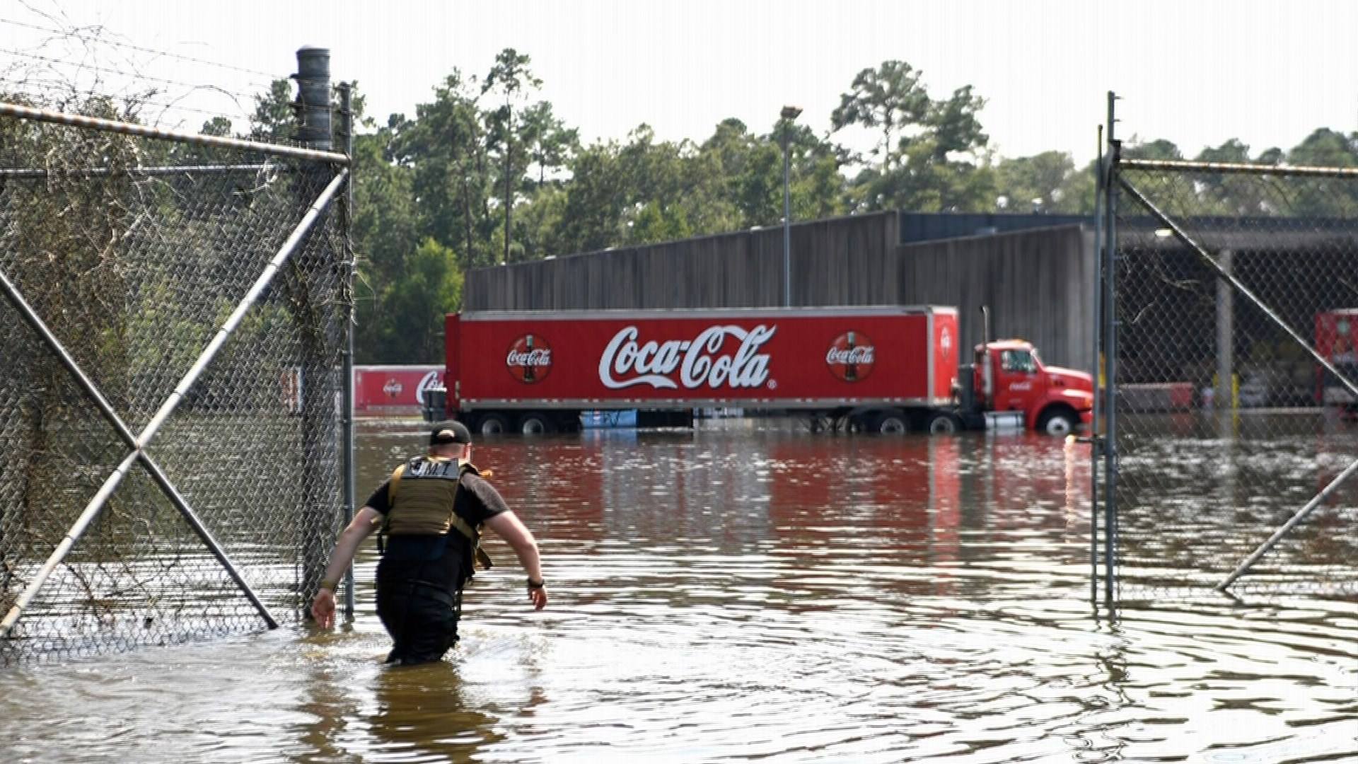 Viral photo from Beaumont features Arlington EMT khou