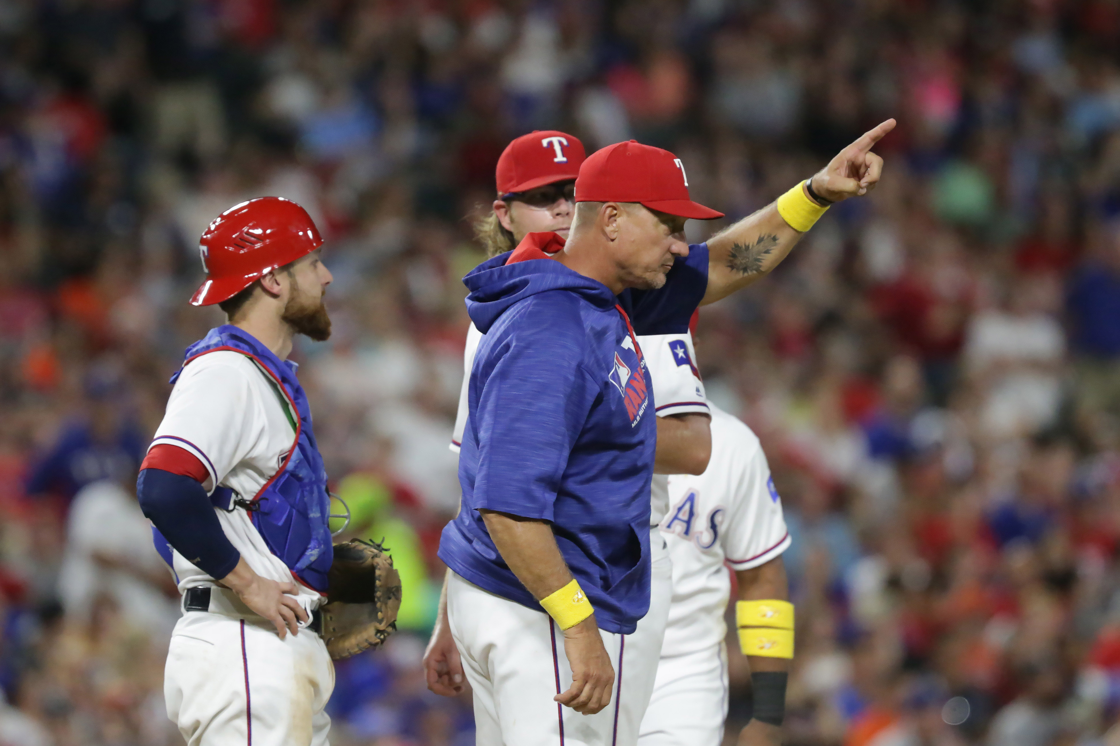 Rangers bring back reliever Ricardo Rodriguez