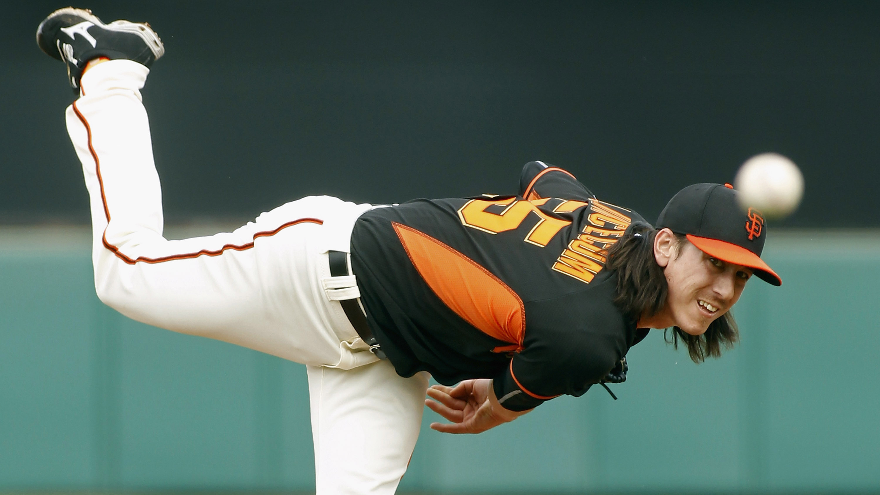 Rangers officially sign Lincecum, with bullpen role in mind