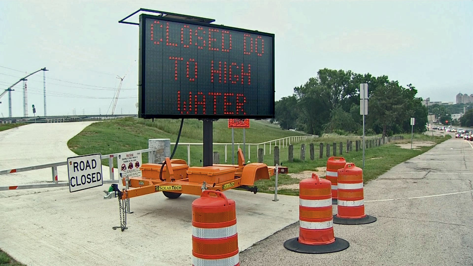 Flood control workers closely monitoring Trinity River | wfaa.com