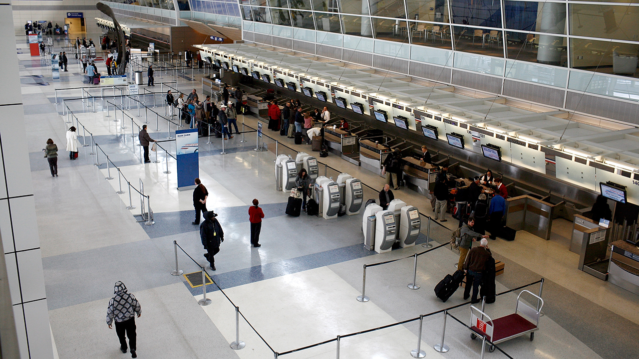 No threat after unattended bag searched at DFW Airport | khou.com